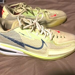 Gt cuts basketball shoe it’s a 8.5